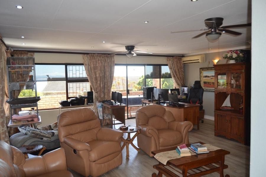 6 Bedroom Property for Sale in Wavecrest Eastern Cape